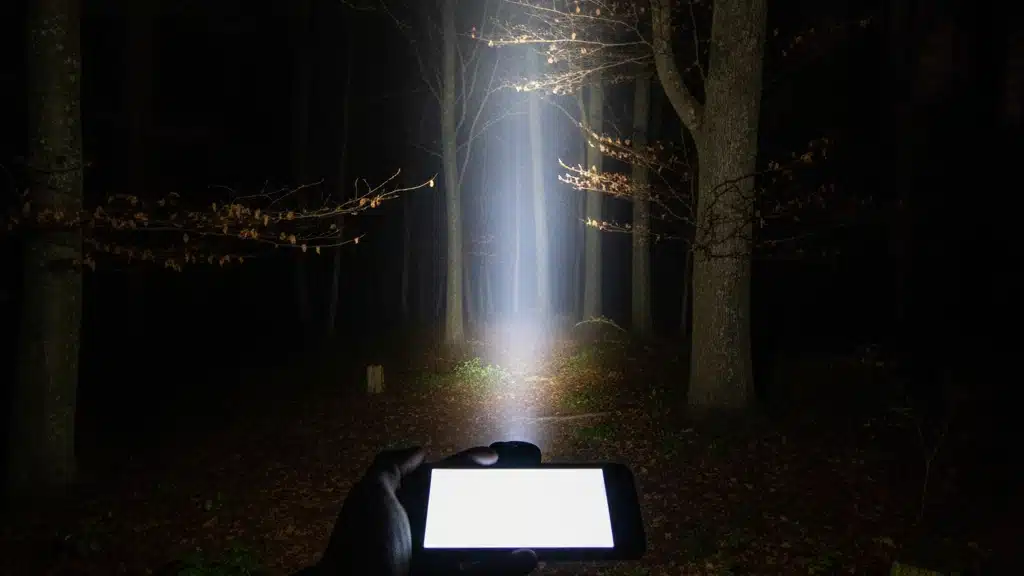 Melhores Apps de Lanterna Grátis para Aumentar a Luz do Seu Celular